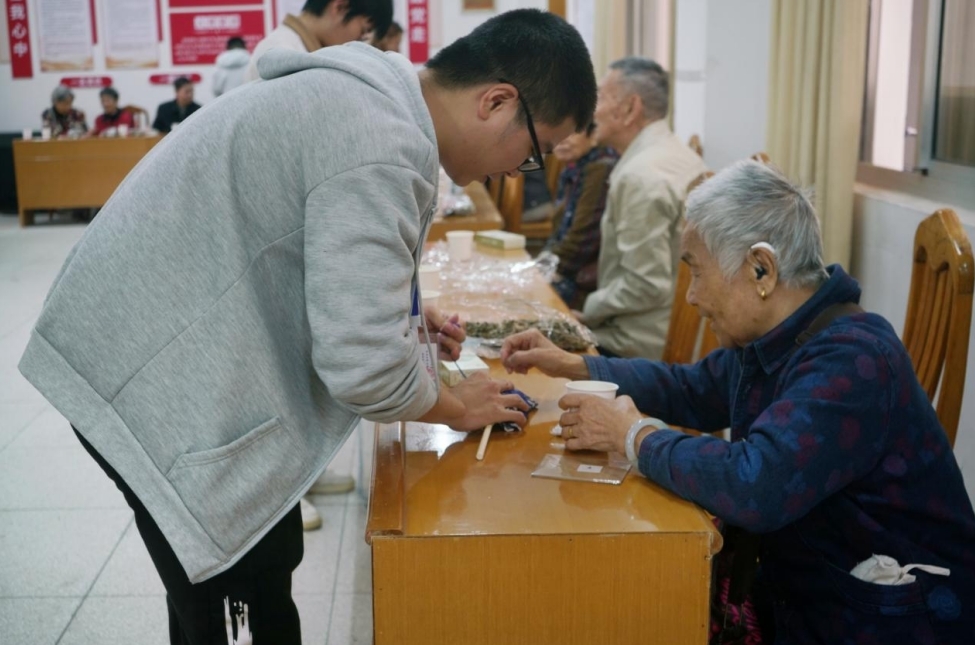 体育博彩
：情系重阳 暖心关怀