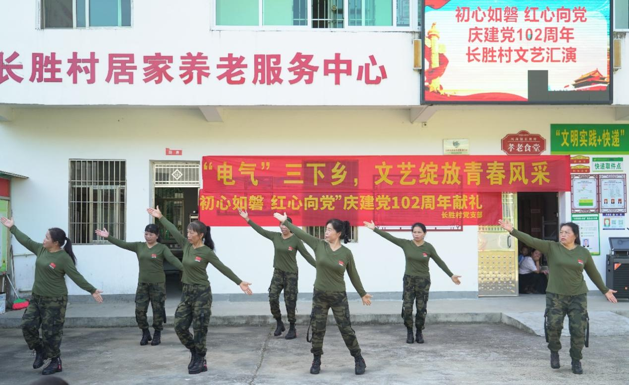 体育博彩
学子“三下乡”：庆建党102周年 学子下乡来助力_fororder_31